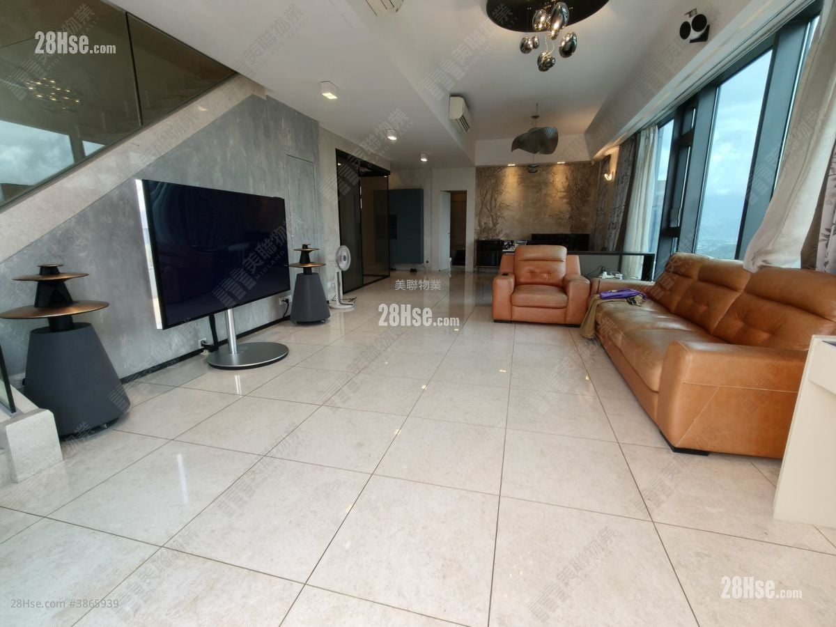 living room: Grand Yoho Sell 5+ Bedrooms , 4 Bathrooms 2,038 ft²