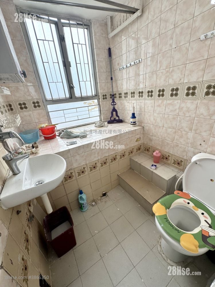 Ho Wang Building Rental 2 Bedrooms , 1 Bathroom 305 ft²