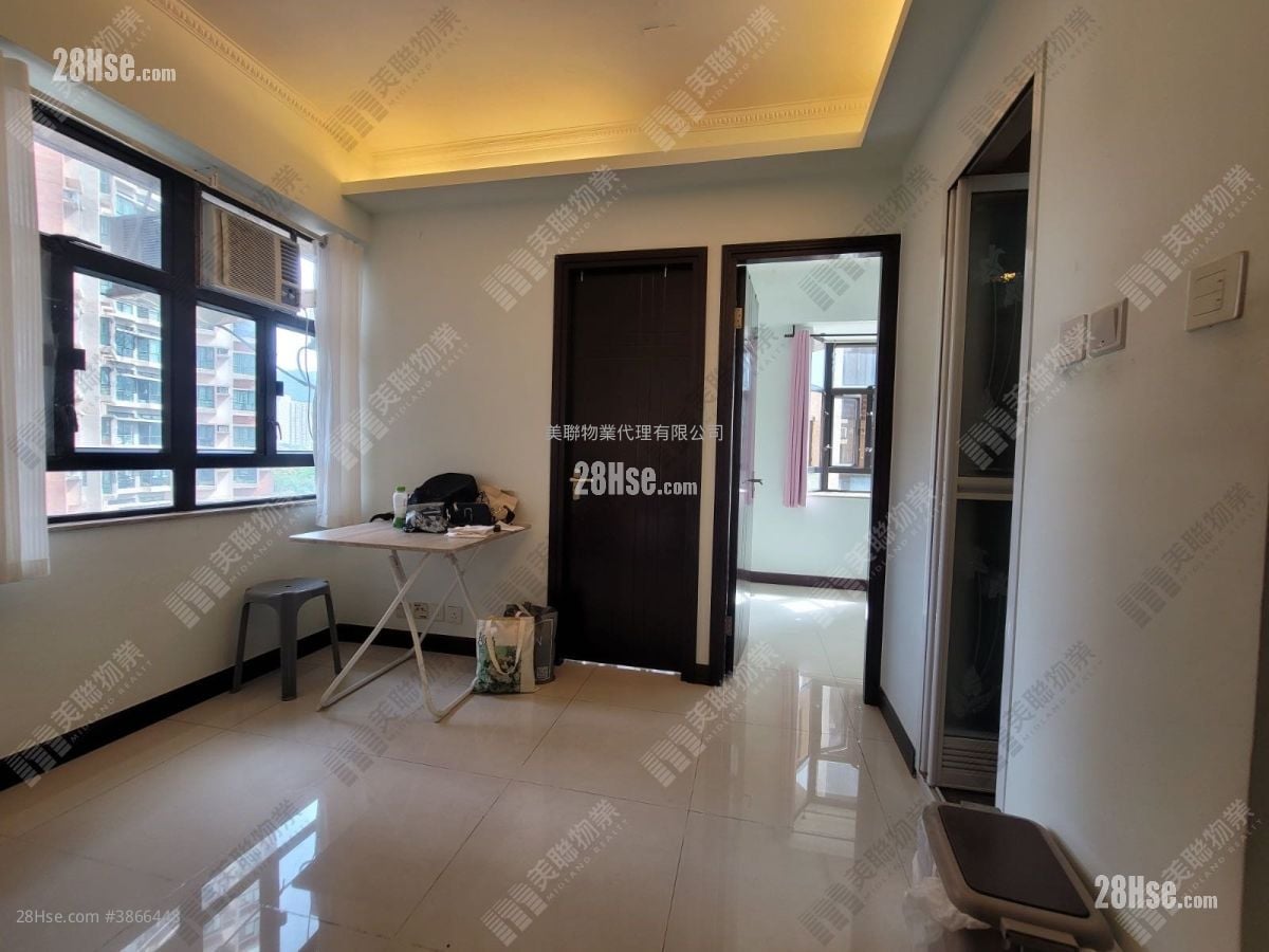 Wai Wah Centre Sell 2 Bedrooms , 1 Bathroom 297 ft²