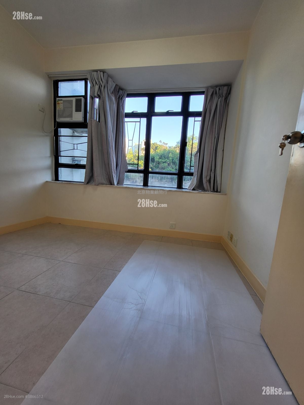 Kornhill Rental 3 Bedrooms , 1 Bathroom 605 ft²