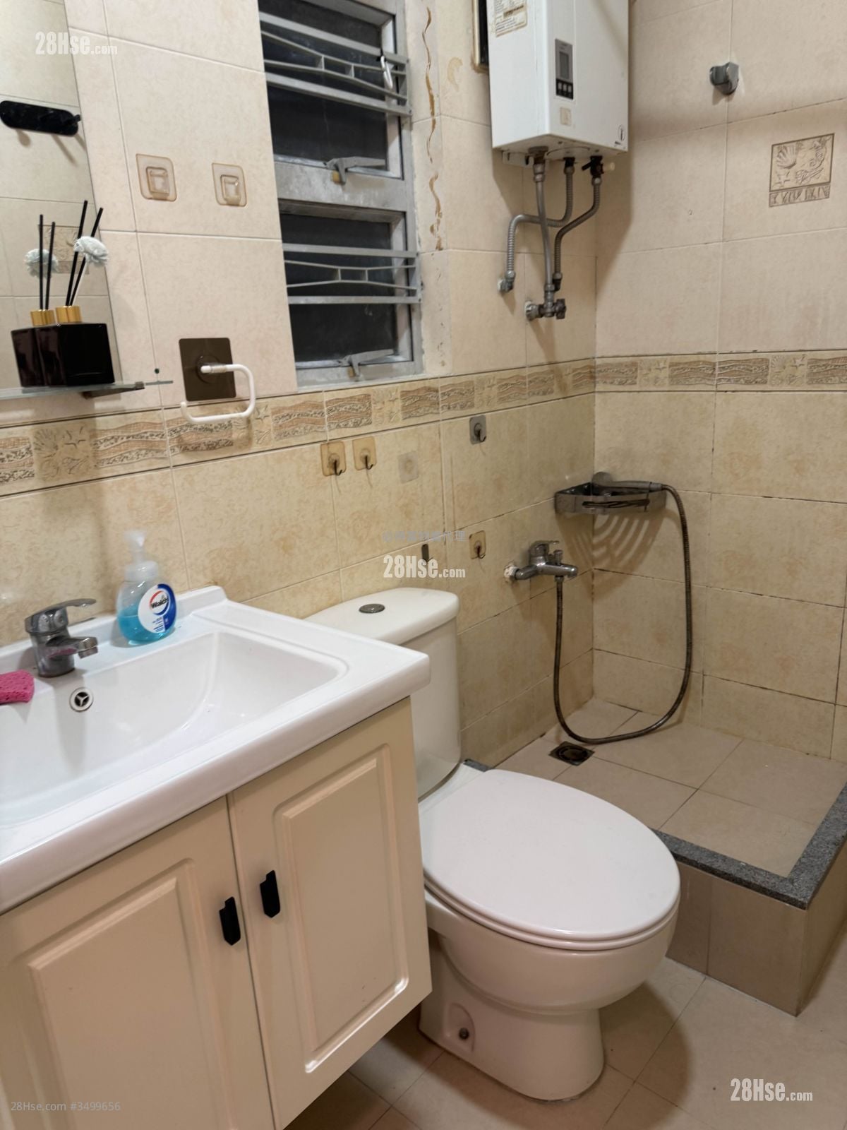 Shaukiwan Centre Rental 2 Bedrooms , 1 Bathroom 306 ft²