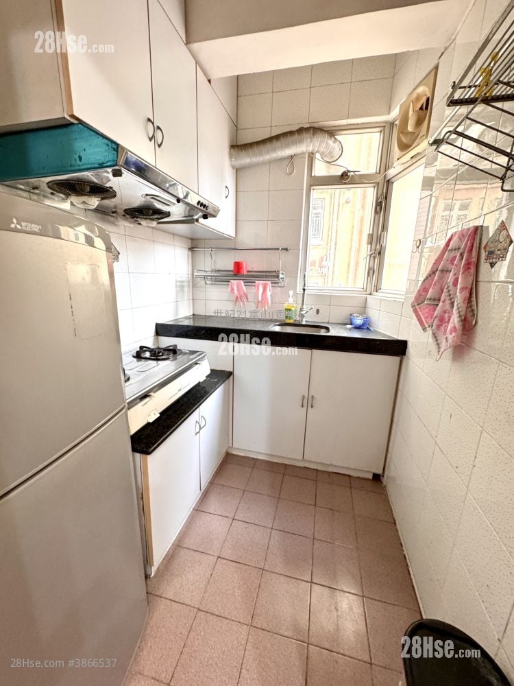 Ming Fung Court Sell 2 Bedrooms 300 ft²