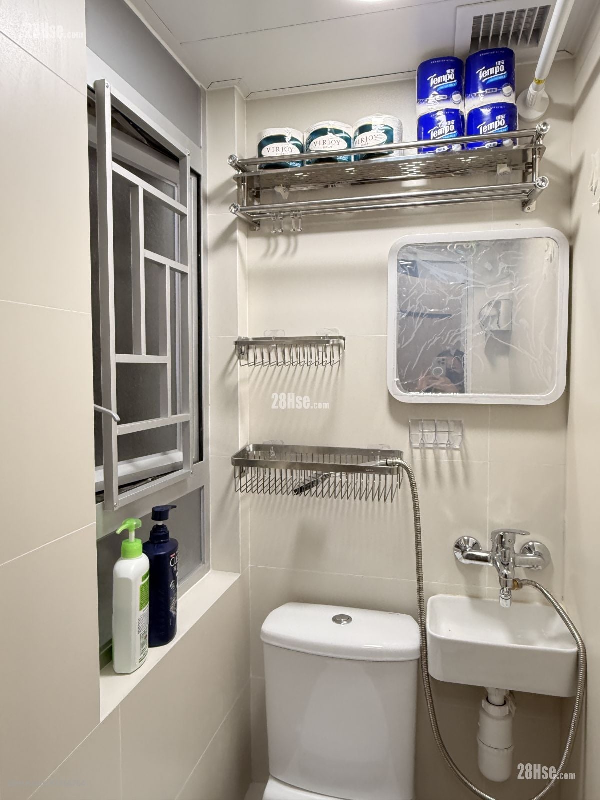 Golden Lion Garden Rental 3 Bedrooms , 2 Bathrooms 266 ft²
