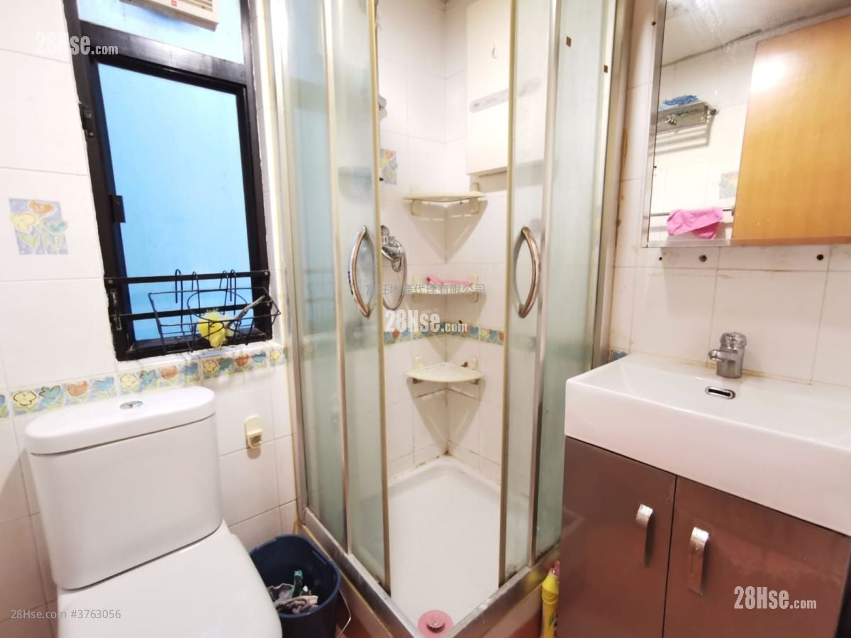 Legend Court Sell 2 Bedrooms , 1 Bathroom 307 ft²