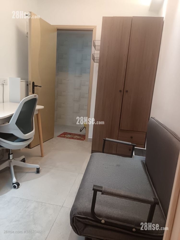 living room: Man Yiu Building Rental 1 Bedroom , 1 Bathroom 180 ft²
