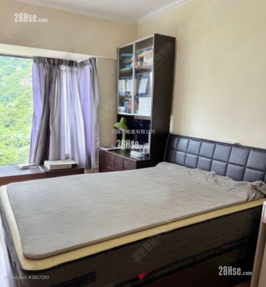 Royal Ascot Sell 4 Bedrooms , 2 Bathrooms 974 ft²