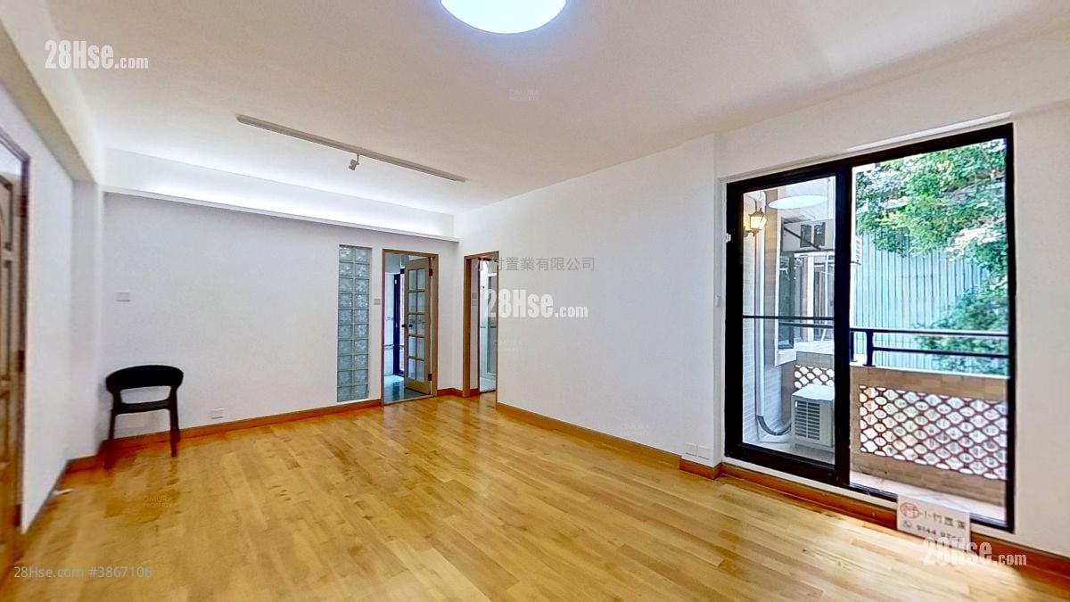 living room: Carlton Court Rental 3 Bedrooms , 2 Bathrooms 716 ft²