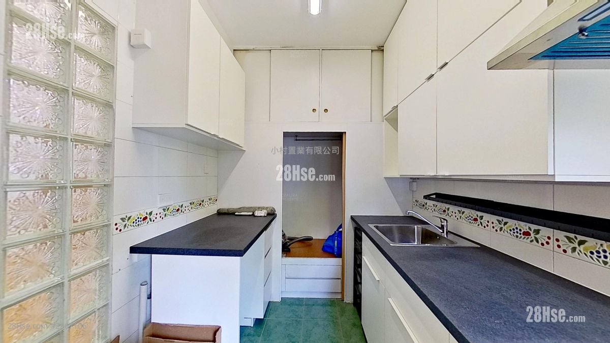 kitchen: Carlton Court Rental 3 Bedrooms , 2 Bathrooms 716 ft²