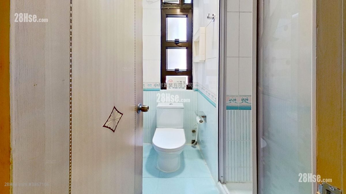 bathroom: Carlton Court Rental 3 Bedrooms , 2 Bathrooms 716 ft²