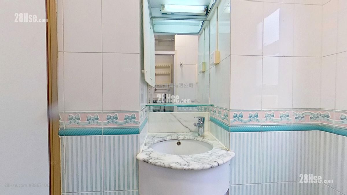 bathroom: Carlton Court Rental 3 Bedrooms , 2 Bathrooms 716 ft²