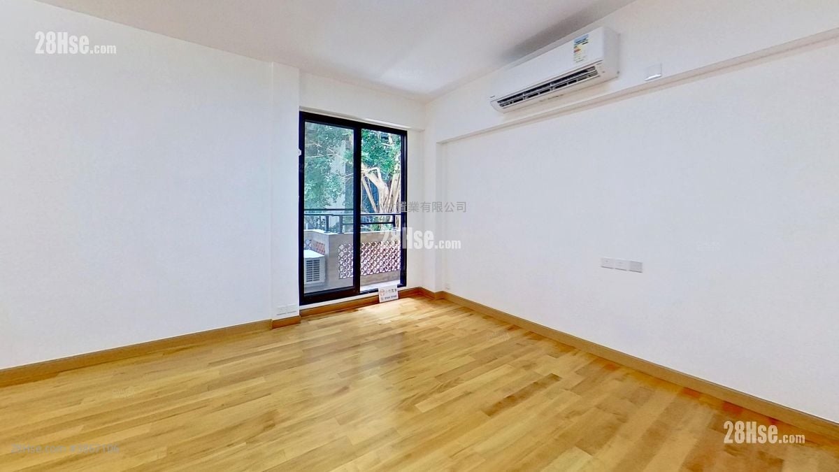 living room: Carlton Court Rental 3 Bedrooms , 2 Bathrooms 716 ft²