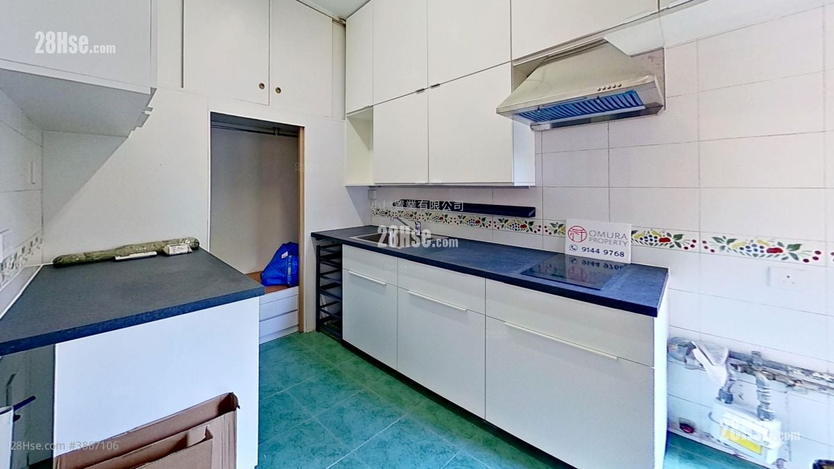 kitchen: Carlton Court Rental 3 Bedrooms , 2 Bathrooms 716 ft²