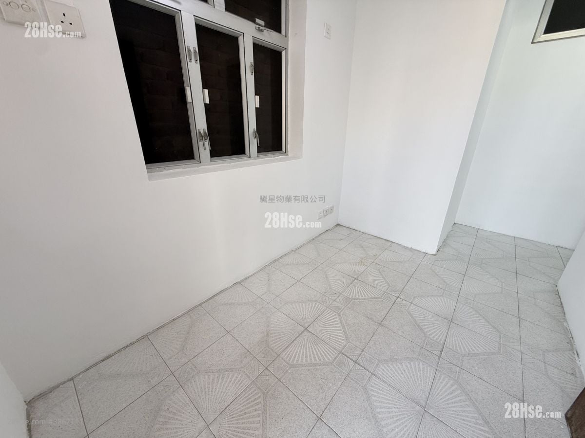 Village Sell 2 Bedrooms , 1 Bathroom 389 ft²