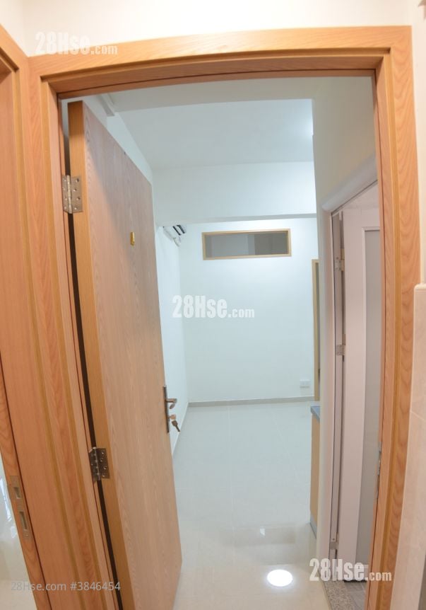 living room: Tai Hing Building Rental 1 Bedroom , 1 Bathroom 210 ft²