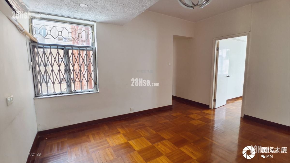 living room: Golden May Mansion Sell 3 Bedrooms , 2 Bathrooms 1,468 ft²