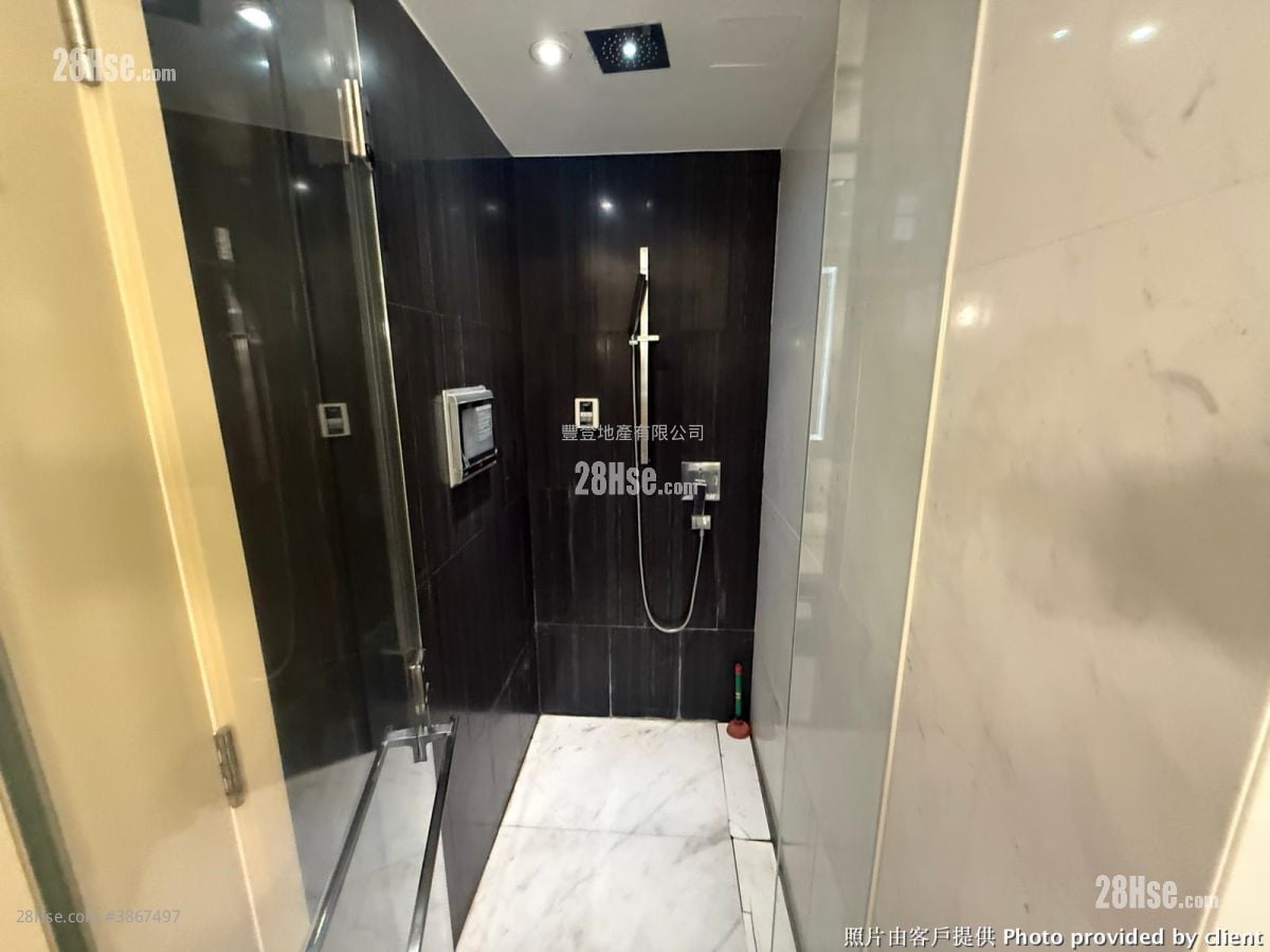 Centrepoint Rental 3 Bedrooms , 1 Bathroom 779 ft²