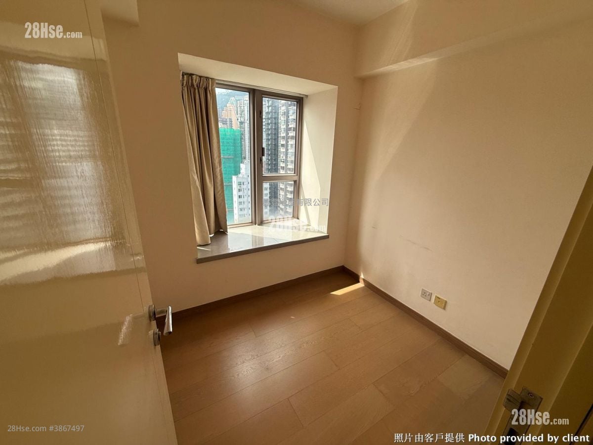 Centrepoint Rental 3 Bedrooms , 1 Bathroom 779 ft²