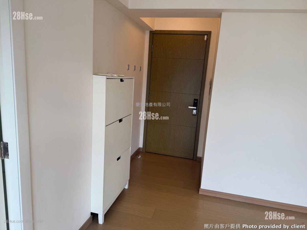 Centrepoint Rental 3 Bedrooms , 1 Bathroom 779 ft²