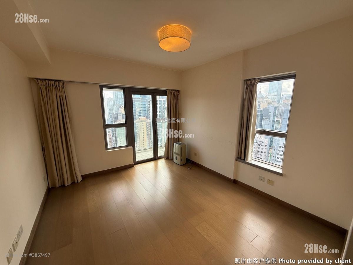 Centrepoint Rental 3 Bedrooms , 1 Bathroom 779 ft²