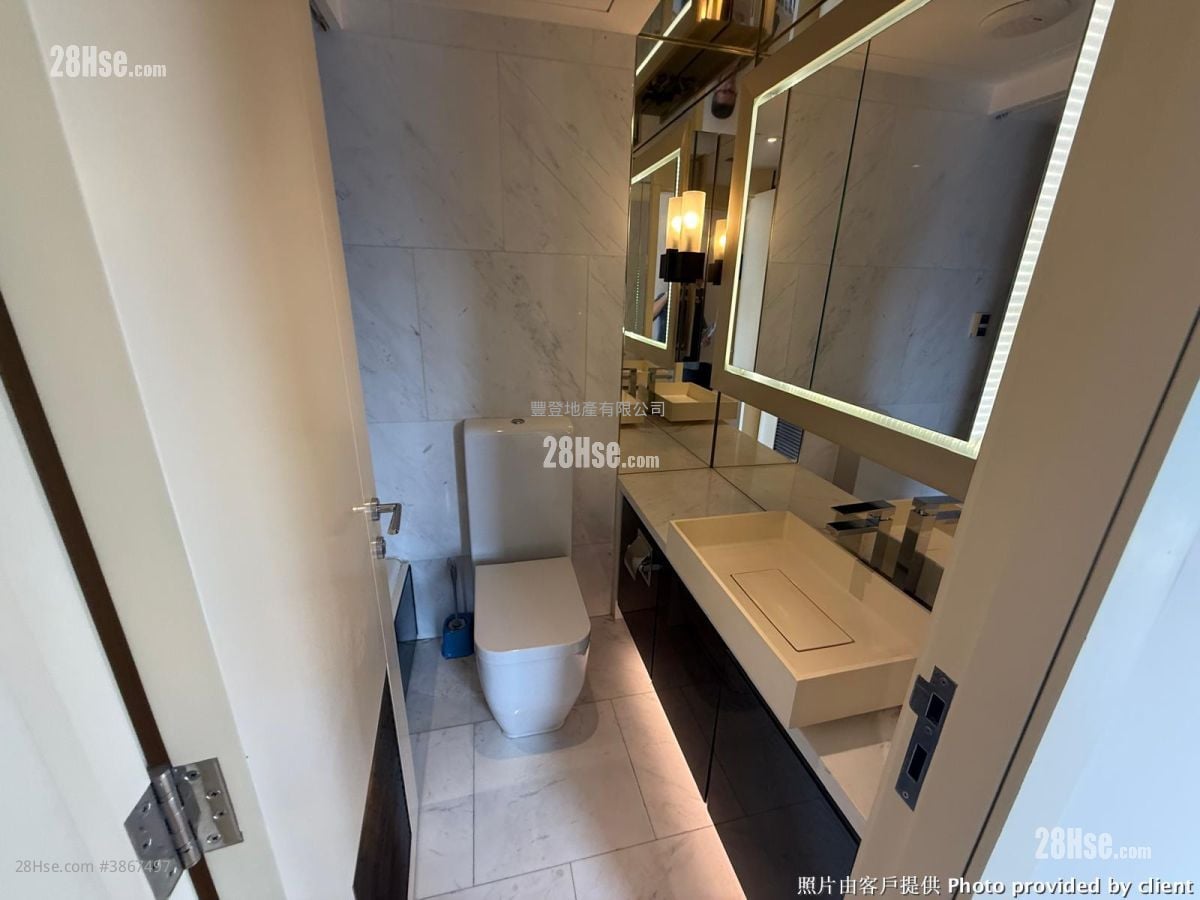Centrepoint Rental 3 Bedrooms , 1 Bathroom 779 ft²