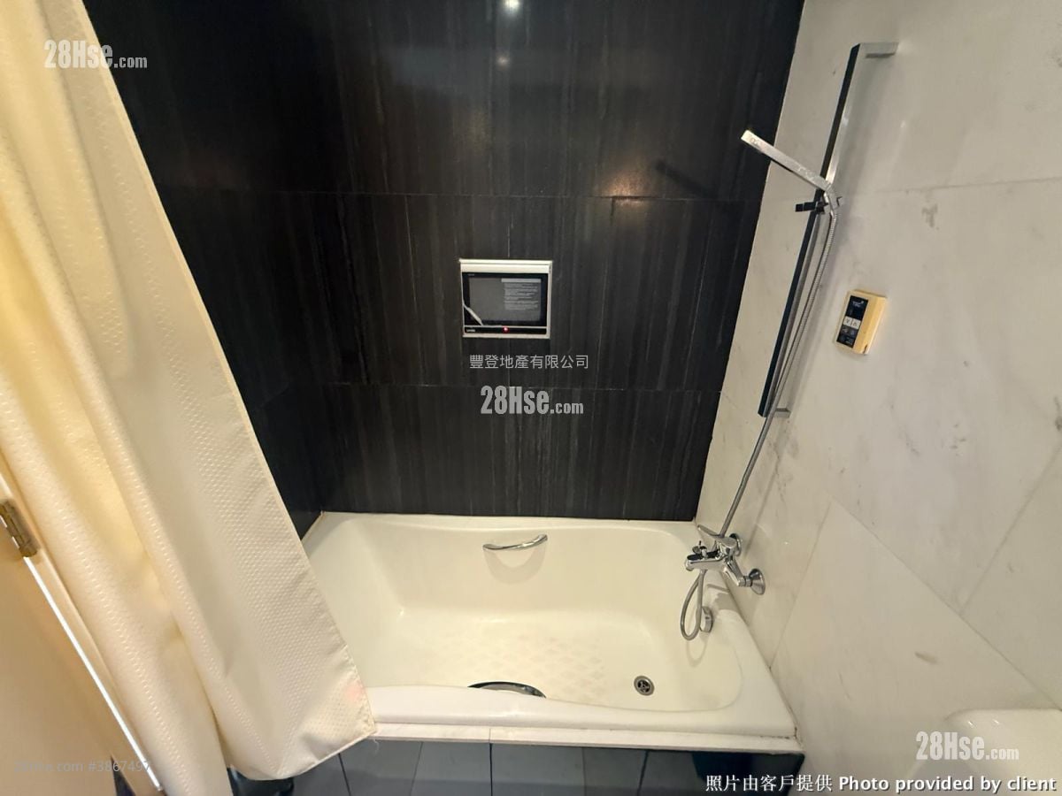 Centrepoint Rental 3 Bedrooms , 1 Bathroom 779 ft²