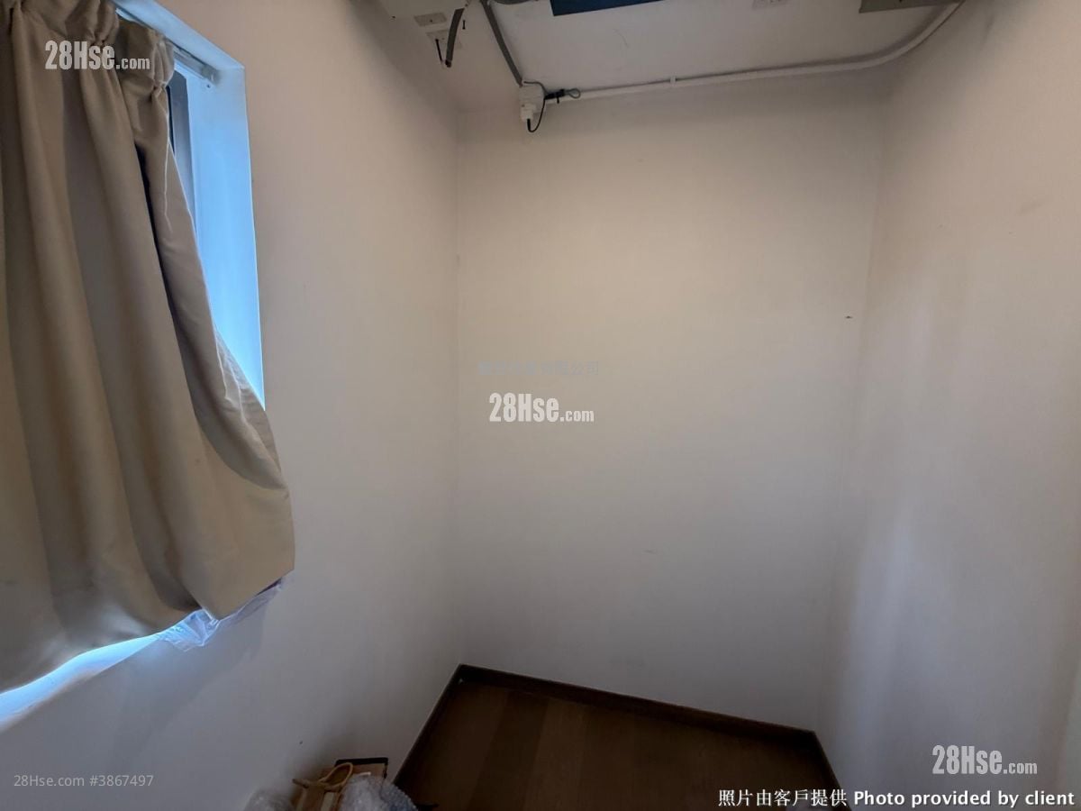 Centrepoint Rental 3 Bedrooms , 1 Bathroom 779 ft²