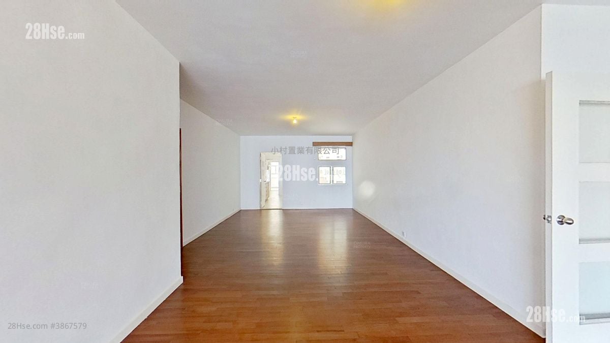 living room: Fairmont Gardens Rental 4 Bedrooms , 2 Bathrooms 2,539 ft²