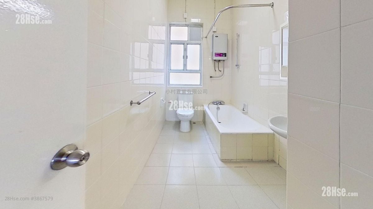 bathroom: Fairmont Gardens Rental 4 Bedrooms , 2 Bathrooms 2,539 ft²