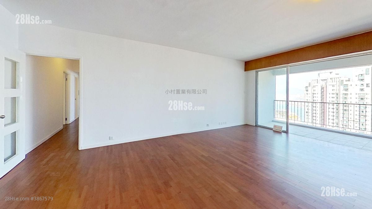 living room: Fairmont Gardens Rental 4 Bedrooms , 2 Bathrooms 2,539 ft²