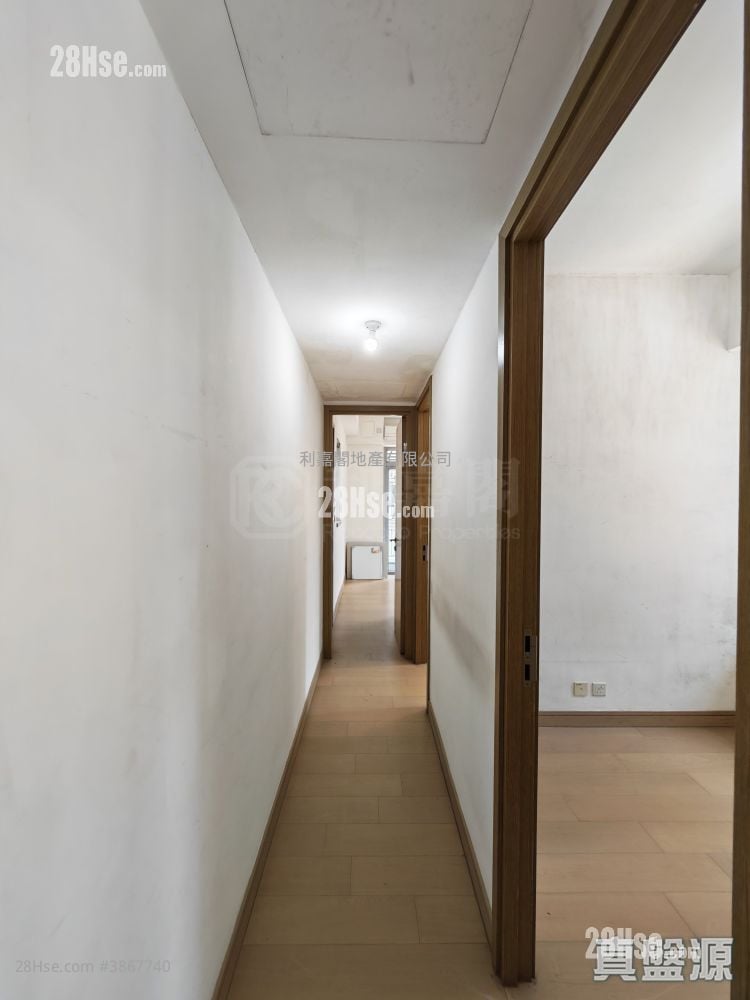 The Reach Sell 3 Bedrooms 660 ft²