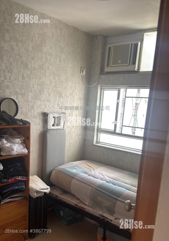 Kam On Court Sell 3 Bedrooms , 1 Bathroom 554 ft²