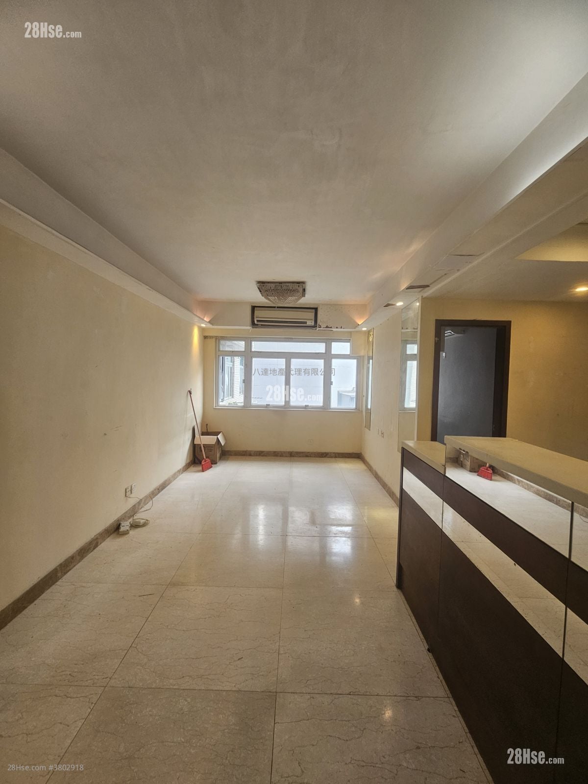 Yan On Building Sell 3 Bedrooms , 1 Bathroom 774 ft²