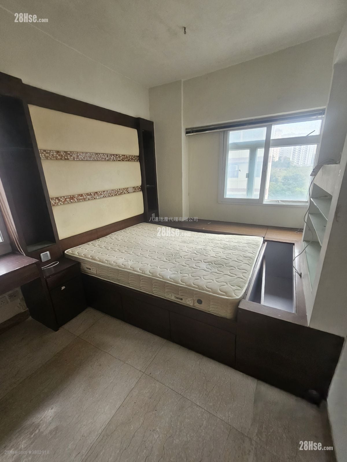 Yan On Building Sell 3 Bedrooms , 1 Bathroom 774 ft²