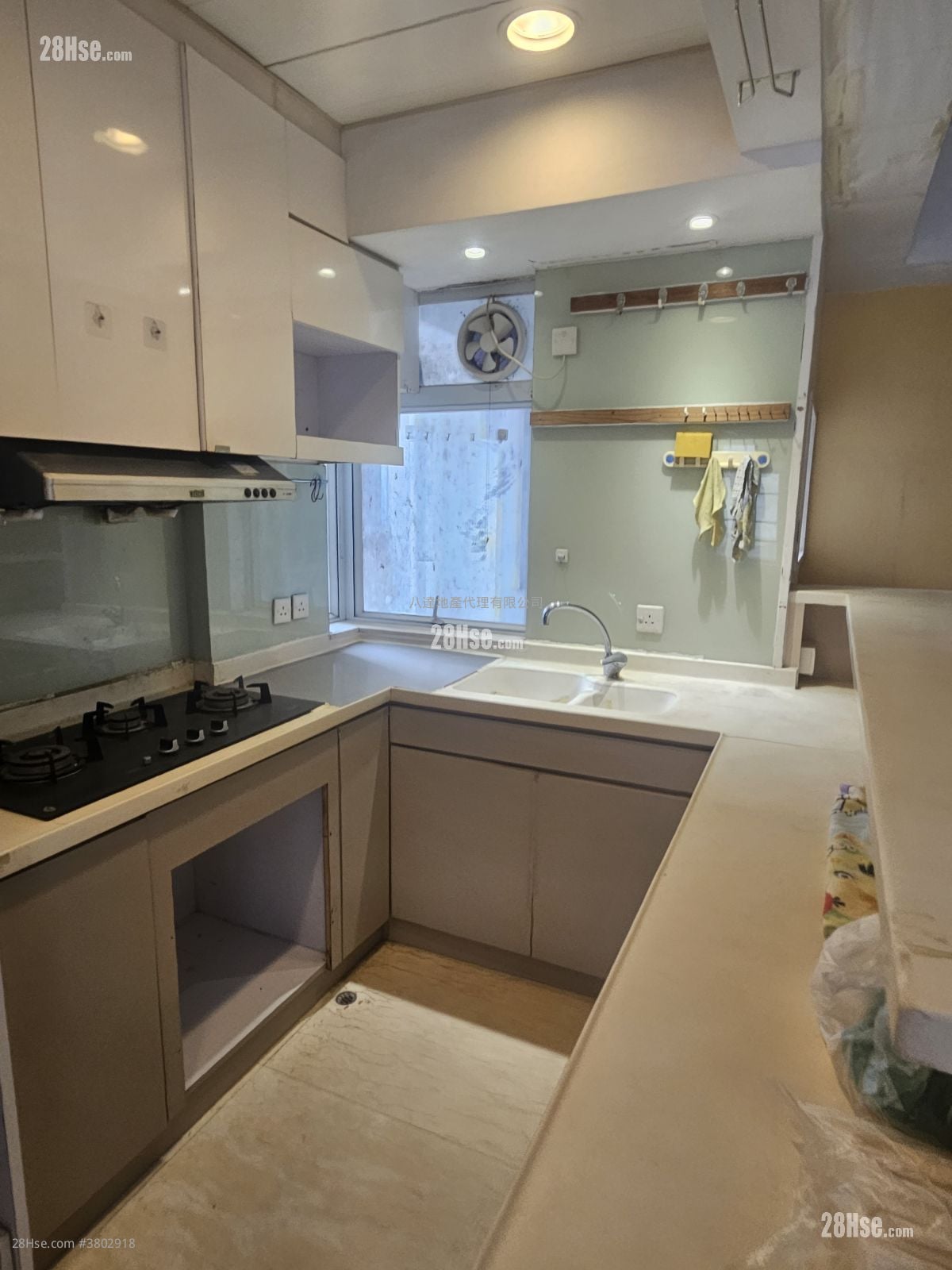 Yan On Building Sell 3 Bedrooms , 1 Bathroom 774 ft²