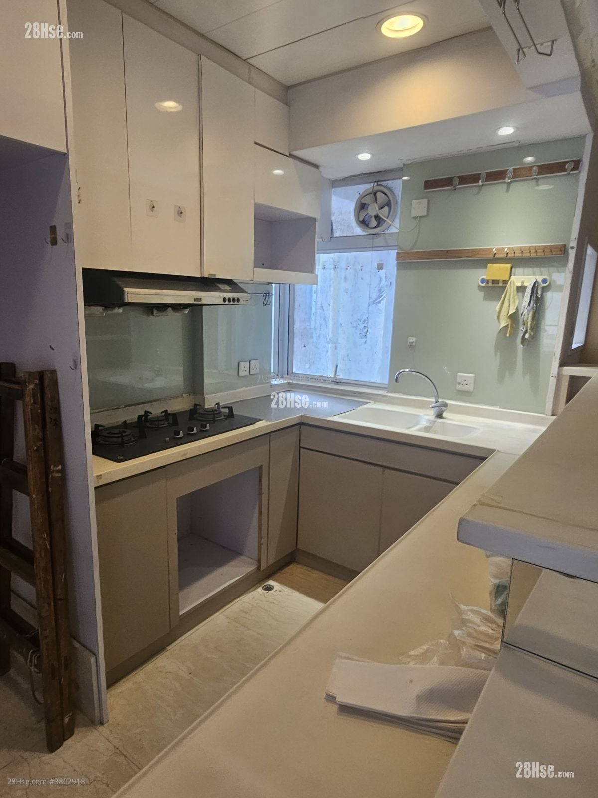 Yan On Building Sell 3 Bedrooms , 1 Bathroom 774 ft²