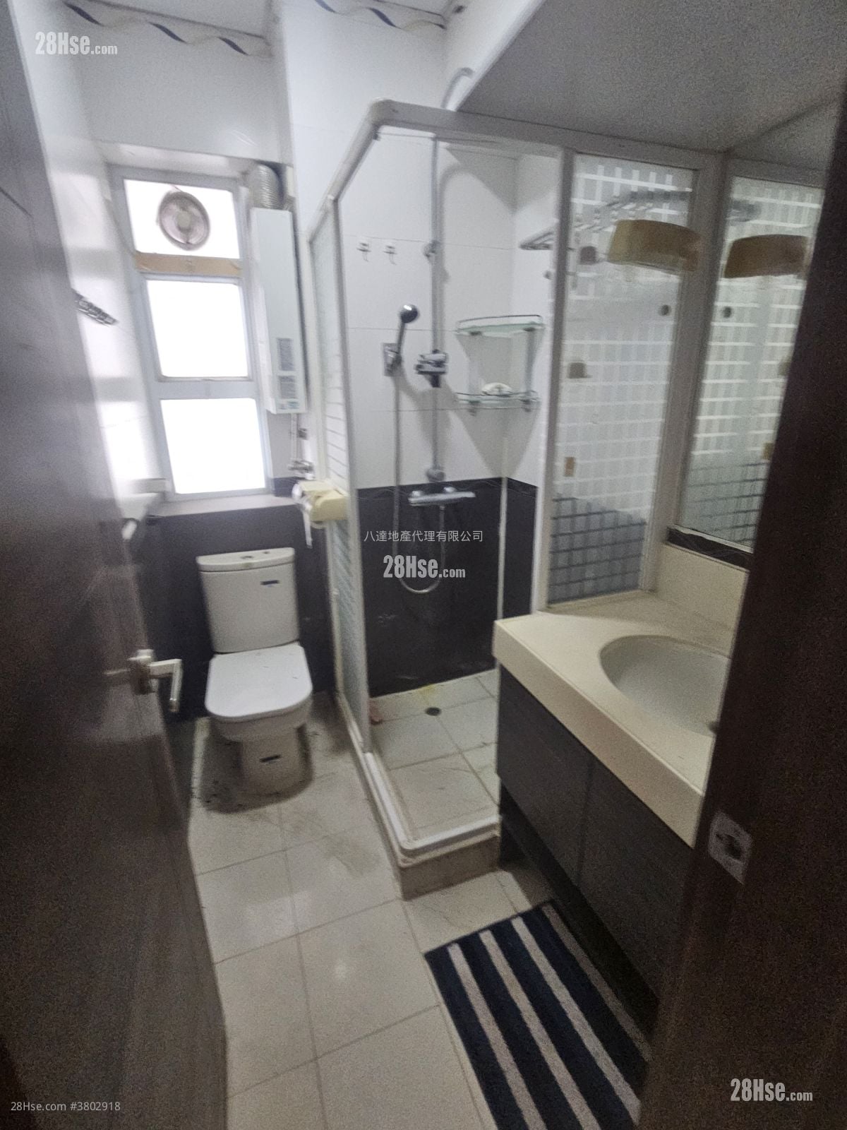 Yan On Building Sell 3 Bedrooms , 1 Bathroom 774 ft²