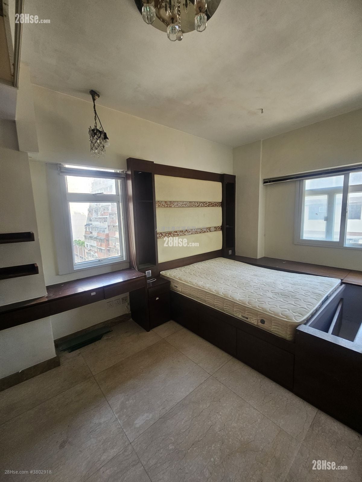 Yan On Building Sell 3 Bedrooms , 1 Bathroom 774 ft²
