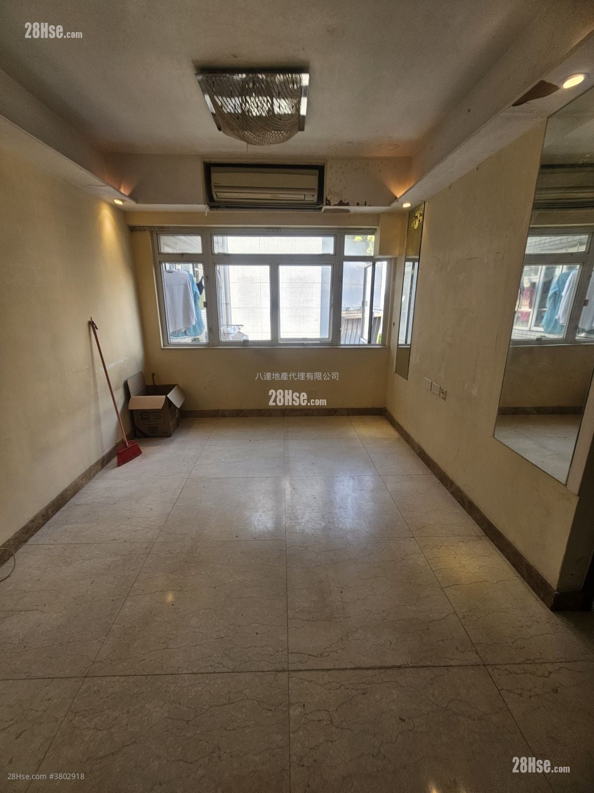 Yan On Building Sell 3 Bedrooms , 1 Bathroom 774 ft²