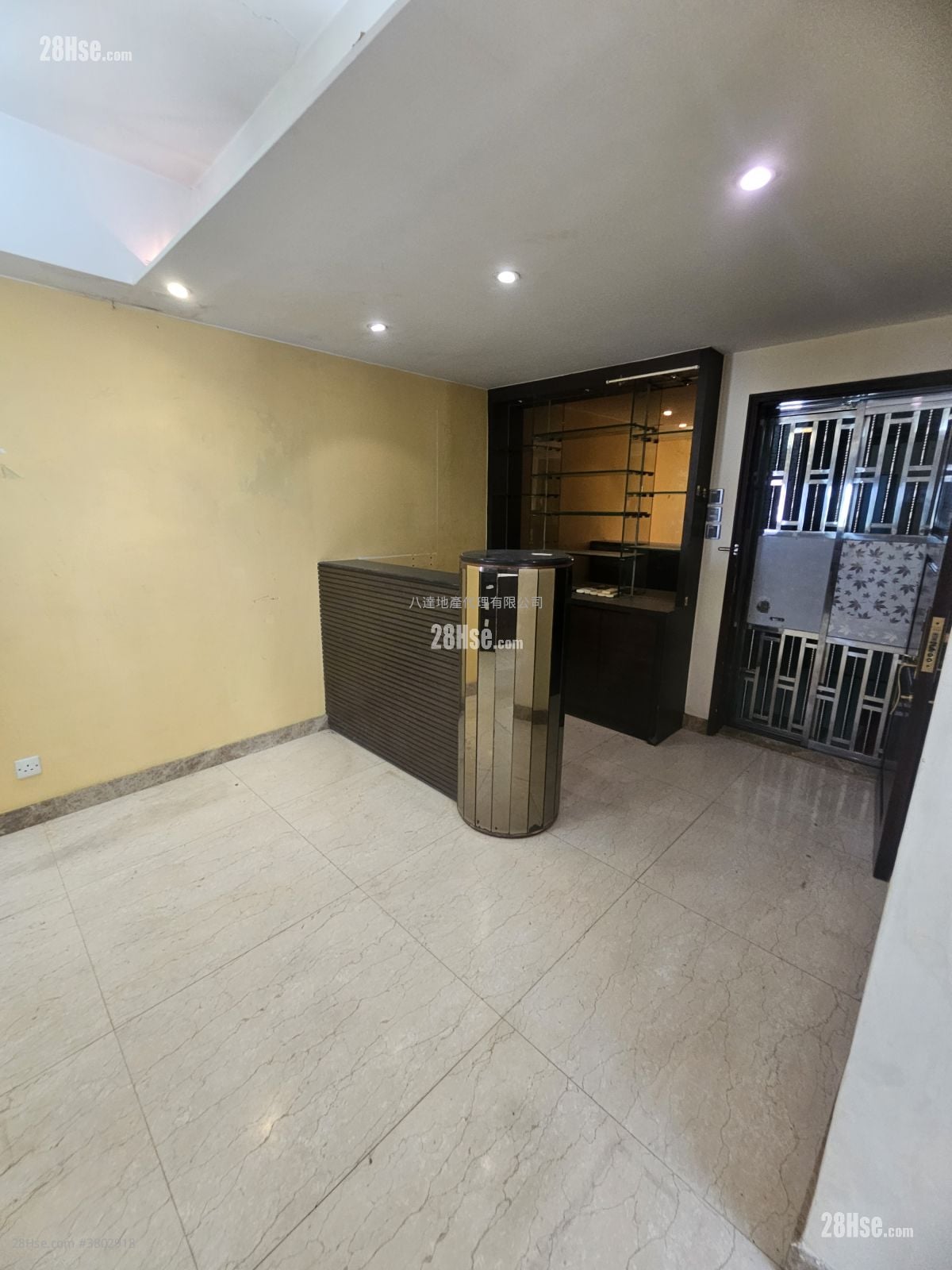 Yan On Building Sell 3 Bedrooms , 1 Bathroom 774 ft²