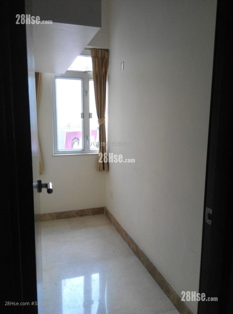 Yan On Building Sell 3 Bedrooms , 1 Bathroom 774 ft²