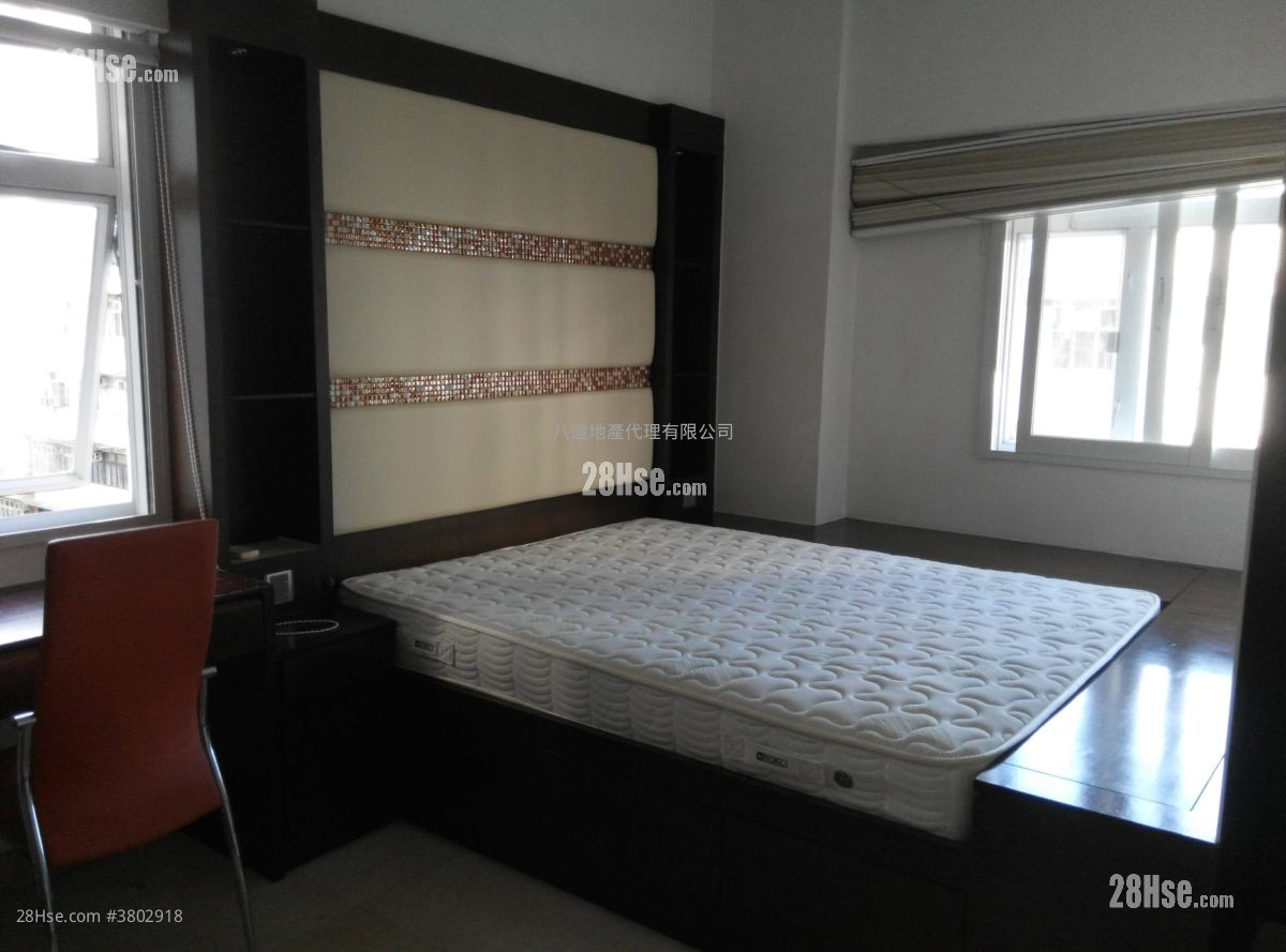 Yan On Building Sell 3 Bedrooms , 1 Bathroom 774 ft²