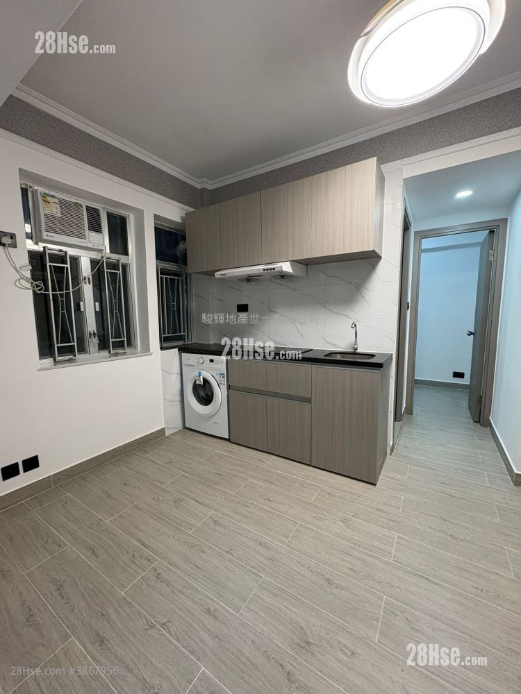 Chung Wo Building Sell 3 Bedrooms , 1 Bathroom 355 ft²
