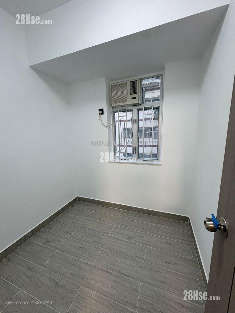 Chung Wo Building Sell 3 Bedrooms , 1 Bathroom 355 ft²