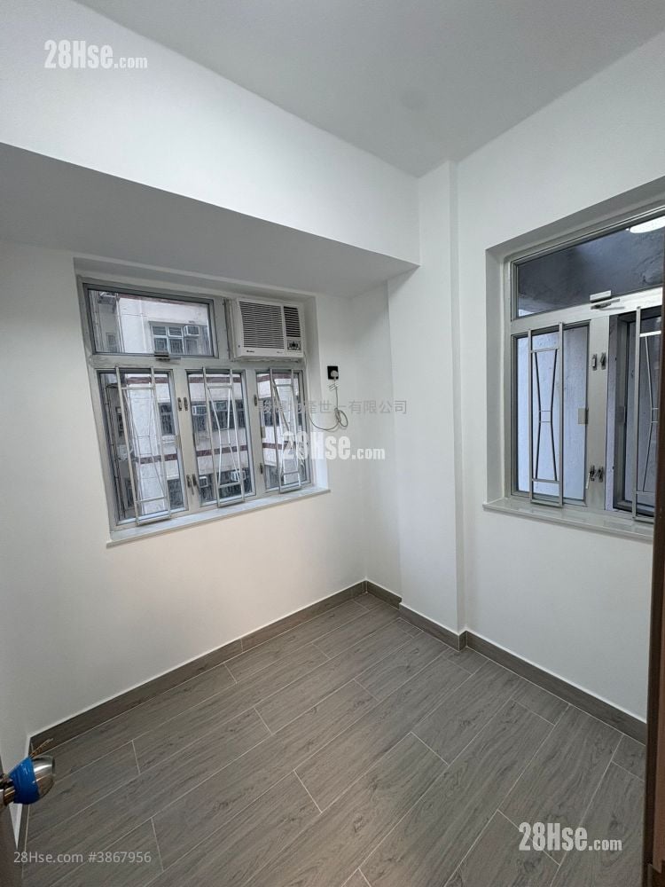 Chung Wo Building Sell 3 Bedrooms , 1 Bathroom 355 ft²