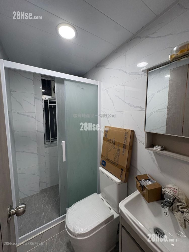 Chung Wo Building Sell 3 Bedrooms , 1 Bathroom 355 ft²