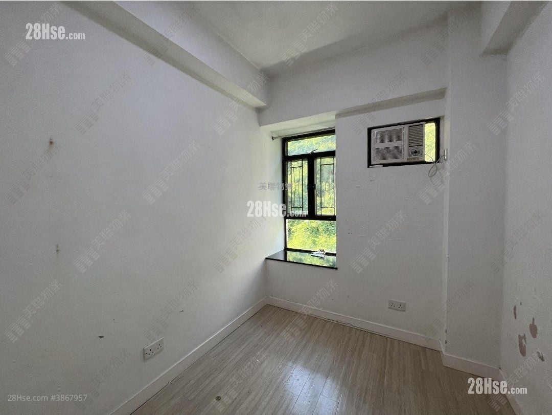 Pristine Villa Sell 3 Bedrooms , 2 Bathrooms 817 ft²