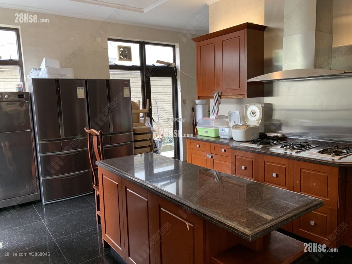 The Royal Oaks Sell 5+ Bedrooms 5,529 ft²