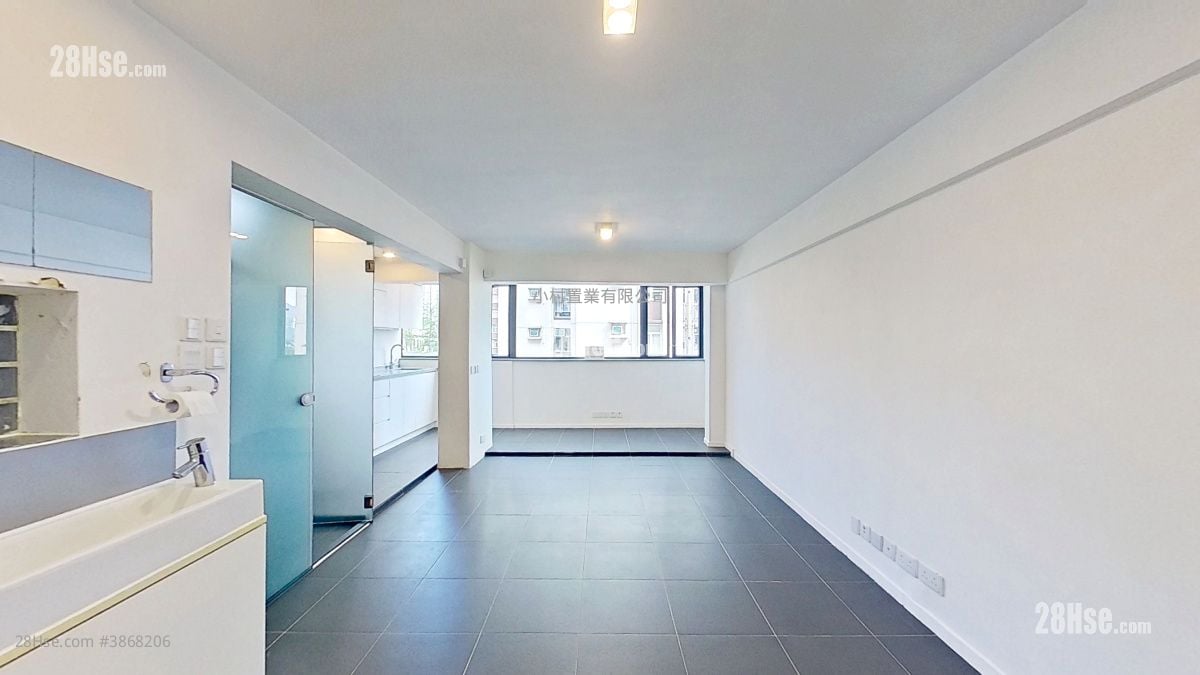 living room: Tai Cheong House Rental Studio , 1 Bathroom 312 ft²