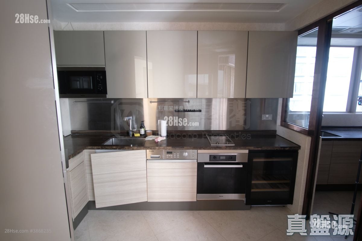 Cadogan Sell 3 Bedrooms , 2 Bathrooms 915 ft²