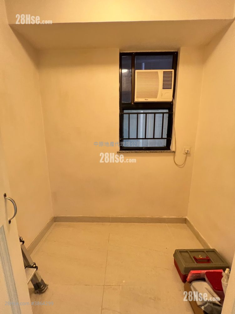 Sun Yuen Long Centre Sell 4 Bedrooms , 2 Bathrooms 870 ft²